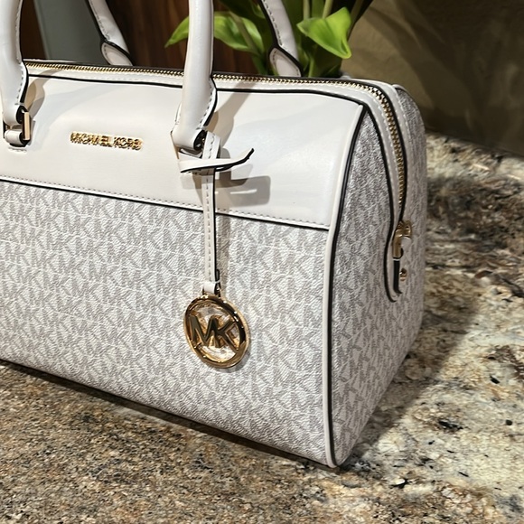 Michael Kors NWT Medium Duffle Satchel Crossbody Bag Travel Vanilla - Picture 3 of 8